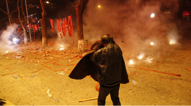 Foguetes de celebração de Ano Novo chinês poluem Pequim