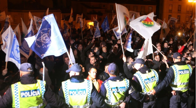 Ministra arquiva processos contra agentes que protegiam escadaria da Assembleia durante manifestação