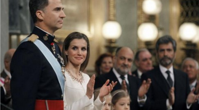 Felipe VI diz que desempenhará fielmente as funções e guardará a Constituição e as leis