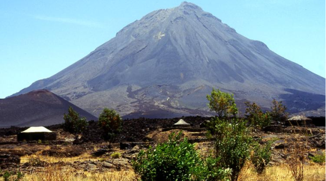 Erupção do vulcão da Ilha cabo-verdiana do Fogo chega ao fim