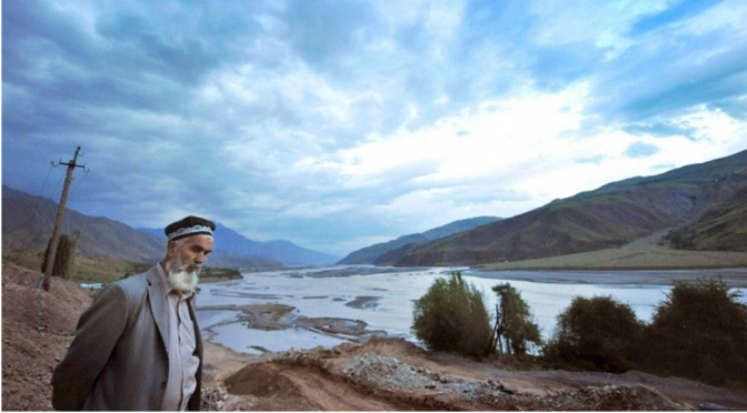 O Tajiquistão, localizado no meio da Ásia, combate a radicalização islâmica arrancando a barba à força