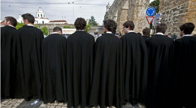 Alunos do ensino superior descontentes por terem bolsas de estudo em atraso