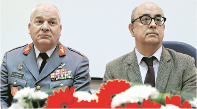 O Ministro da Defesa diz que chefe militar não lhe obedeceu
