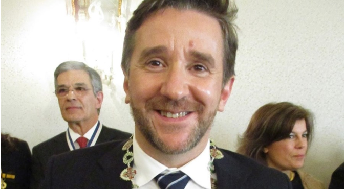 Móveis e quadros do Museu da Presidência em casa do director e de seus amigos