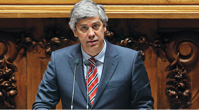 O ministro Mário Centeno explica “desvio” de 3000 milhões de euros
