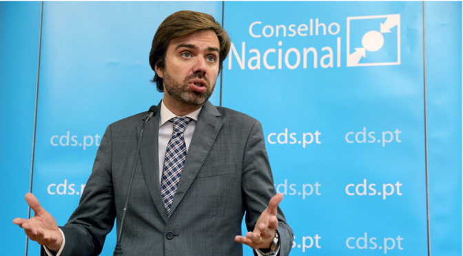 O CDS pede demissão do ministro da Educação por causa do escândalo das falsas licenciaturas