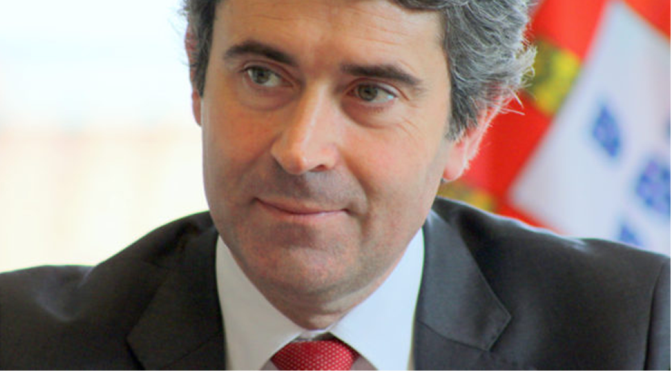 O S.E.C. José Luís Carneiro defende que o PS deveria apresentar um candidato próprio no Porto