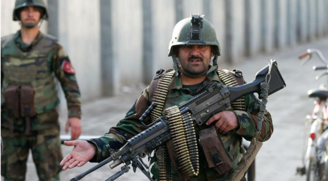 Dez talibãs disfarçados de soldados fizeram mais de 150 mortos numa base militar no Afeganistão