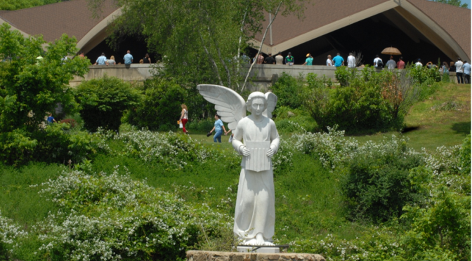 Santuário Mariano de Washington, no estado de New Jersey, recebe por ano milhares de fiéis que  aí vão rezar à Rainha da Paz