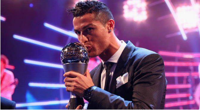 O futebolista Cristiano Ronaldo é eleito o melhor jogador de 2017 e iguala Messi em bolas de Ouro