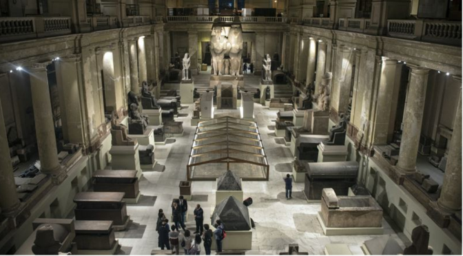 Museu Metropolitan de Nova Iorque devolve ao Egito sarcófago roubado no Cairo em 2011