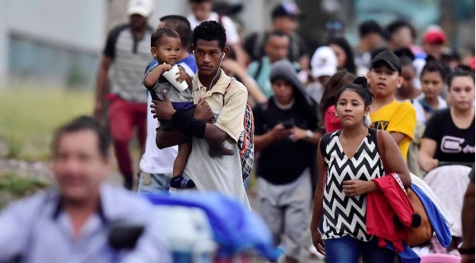 Nova caravana constituída por milhares de migrantes sai das Honduras rumo aos Estados Unidos da América