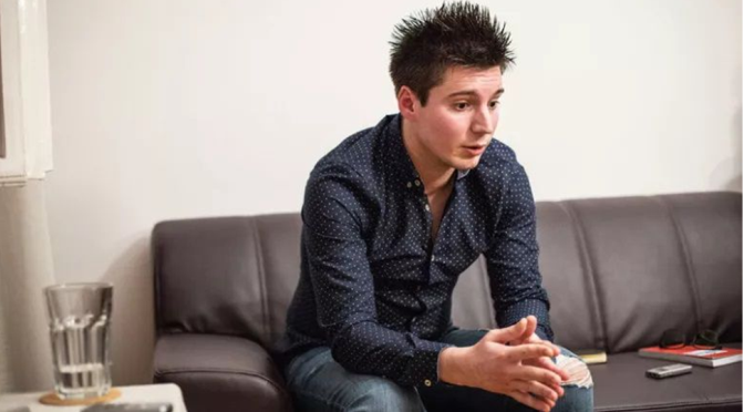 O “hacker” português Rui Pinto que estava em prisão preventiva desde 22 de Março de 2019, foi hoje libertado e colocado em prisão domiciliária