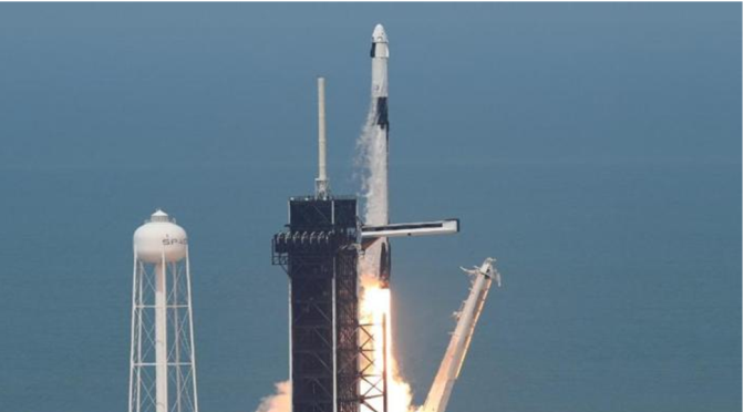 NASA e SpaceX lançam uma nova era de viagens espaciais naquela que é a primeira missão comercial tripulada dos Estados Unidos em nove anos