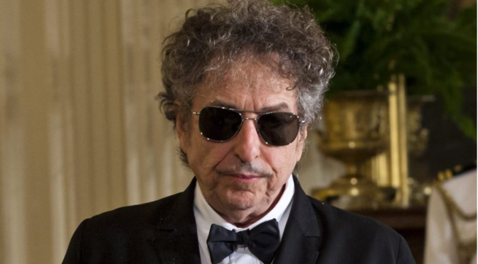 Bob Dylan edita o primeiro álbum musical de originais depois do Nóbel da Literatura em 2016