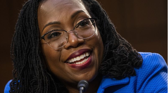 Quem é Ketanji Brown Jackson, a primeira mulher negra no Supremo Tribunal dos EUA?