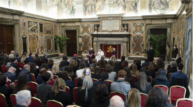 Papa Francisco diz que a guerra voltou à Europa quando a geração que a viveu está a desaparecer