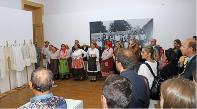 Biblioteca Municipal de Vila Verde inaugurou exposição dedicada ao traje e ao trajar do Baixo Minho