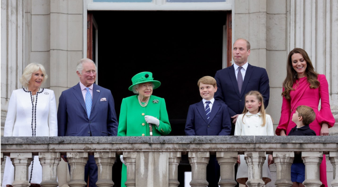 Isabel II encanta britânicos ao aparecer na varanda do Palácio de Buckingham no fim do Jubileu de Platina