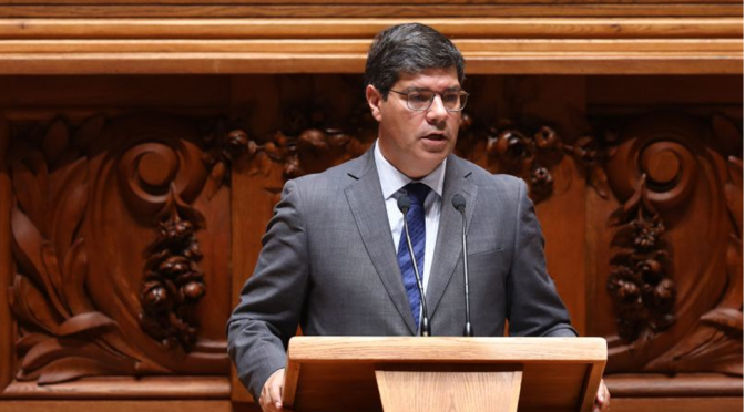 O líder parlamentar do PS apelou hoje ao PSD para que separe o que é “fazer oposição ao Governo do que é fazer oposição ao país”