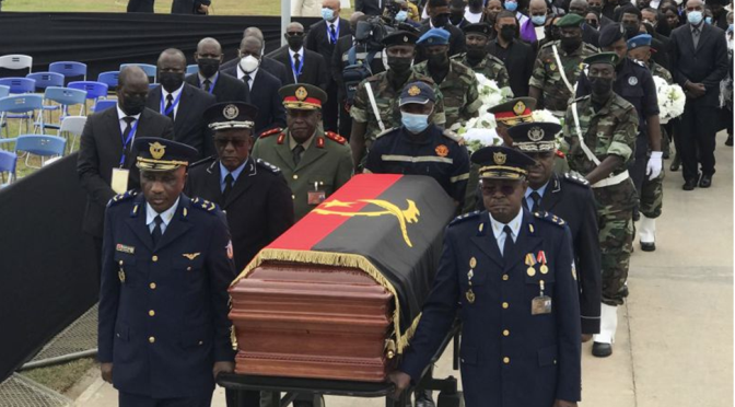 Corpo de antigo Presidente da República de Angola acaba de percorrer a cidade de Luanda até ao memorial