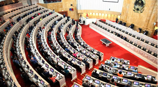 A UNITA quiz abandonar o parlamento angolano em protesto contra “quebra de compromisso político” do MPLA