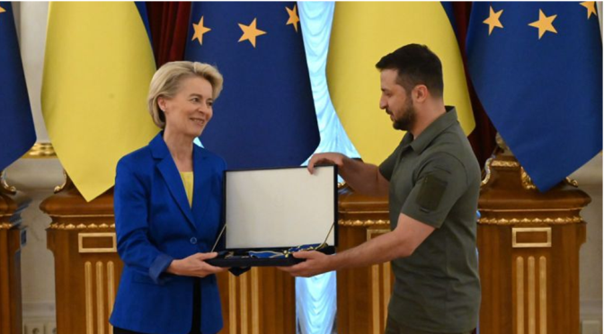 Ursula Von der Leyen foi condecorada por Zelensky em Kiev