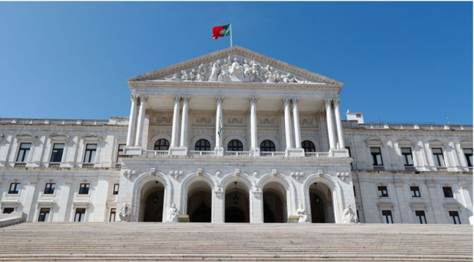 PS e PSD recusam alterar lei das incompatibilidades “à pressa”, com críticas a Marcelo