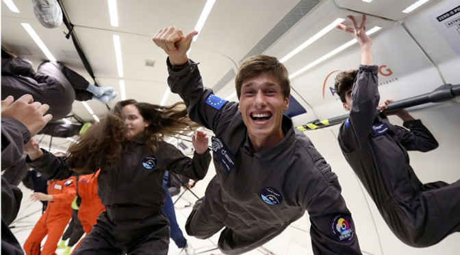 Trinta jovens cumprem sonho de “flutuar como astronautas” durante voo parabólico